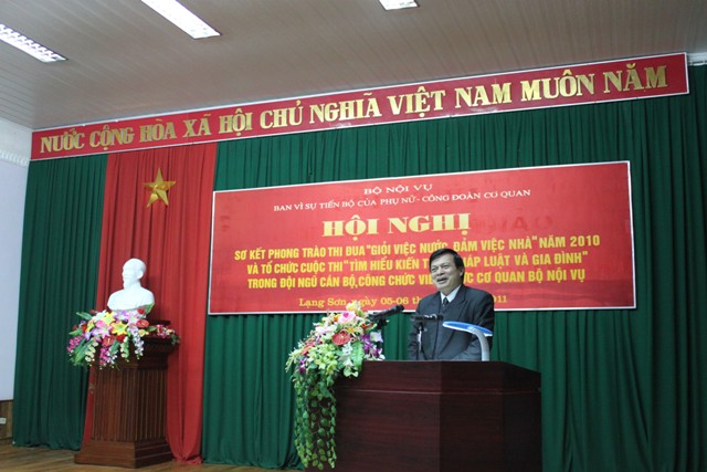 Hội nghị sơ kết phong trào thi đua “Giỏi việc nước, đảm việc nhà” năm 2010 và tổ chức cuộc thi “Tìm hiểu kiến thức pháp luật và gia đình” trong đội ngũ cán bộ, công chức, viên chức cơ quan Bộ Nội vụ 